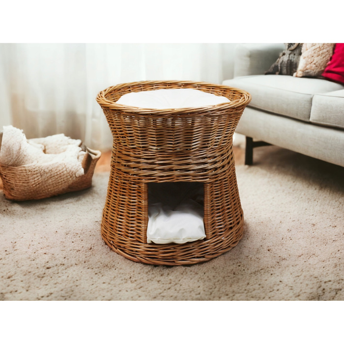 Плетений будинок-ліжечко з лози з подушками кольору екру