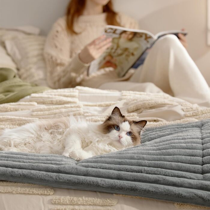 Тепла самонагрівальна підстилка для котів та собак BEDSURE - 76x50 см. Зручна, миюча, з антиковзаючою основою. Підійде для кліток та лежанок.