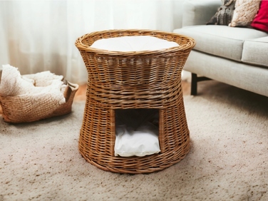 Плетений будинок-ліжечко з лози з подушками кольору екру