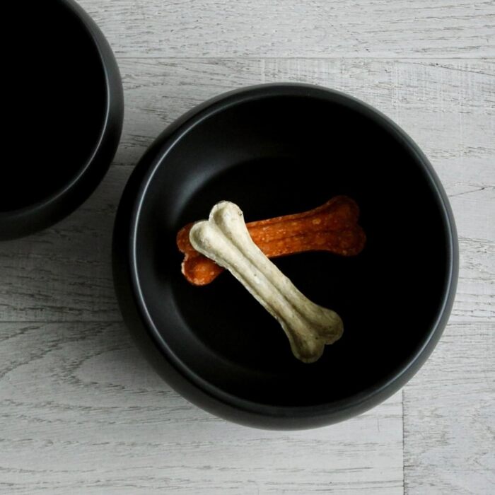 Керамічна годівниця для собак від hej.mo | 16 см діаметр, 0.9 л об'єм | Міцна, миється в посудомийній машині, стійка до подряпин та укусів | Для маленьких та середніх собак (Чорна)