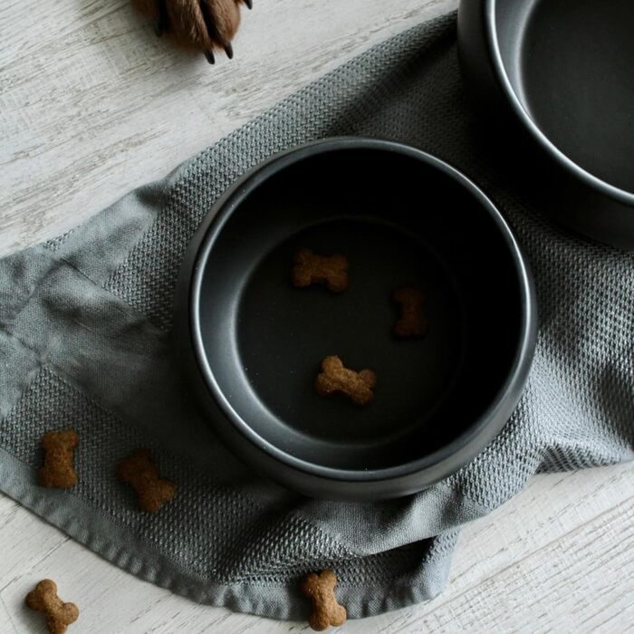 Керамічна годівниця для собак hej.mo | Чорна | Діаметр 16 см, об'єм 0,9 л | Міцна, для миття в посудомийній машині, стійка до подряпин та укусів | Годівниця для маленьких та середніх собак