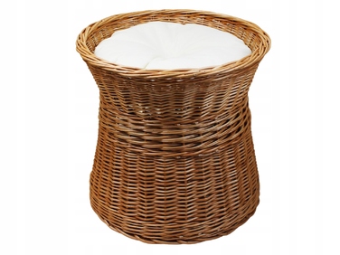 Плетений будинок-ліжечко з лози з подушками кольору екру