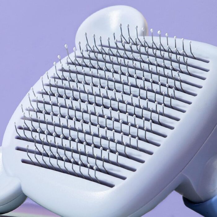 Самоочищувана щітка для вичісування шерсті у формі ведмедика. Покращує кровообіг, легко чиститься. Підходить для всіх типів шерсті, котів та собак з довгою шерстю. Зелена.