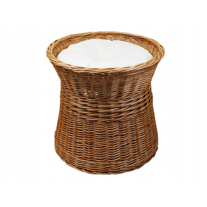 Плетений будинок-ліжечко з лози з подушками кольору екру