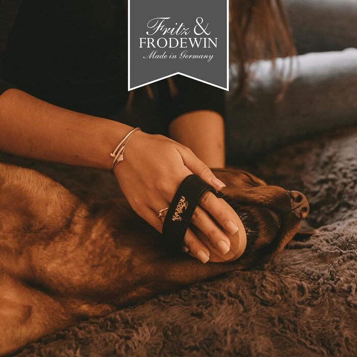 Щітка для собак Fritz & Frodewin Bobbsen для короткої та середньої шерсті | Масажна щітка з FSC-дерева | Шкіряний ремінь | Виготовлено в Німеччині