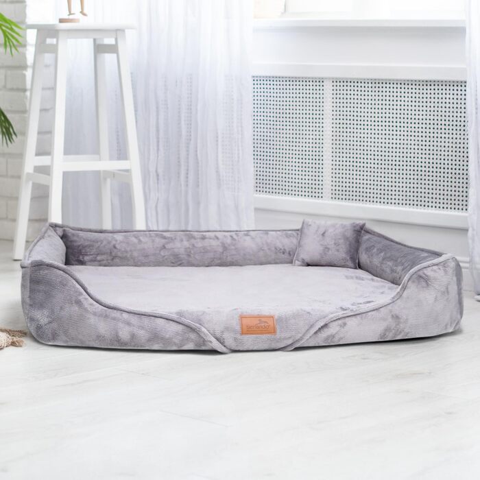 Ортопедичне ліжко для собак Tierlando® Tyson Teddy – м'яке собаче ліжко-софа з знімним чохлом, вийманою матрацом з віскоеластичної піни та ергономічним входом. Розмір: 130x100 см, колір: сірий (06). Внутрішні розміри: 100x80 см.