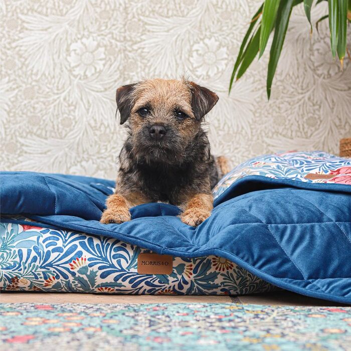 Матрац для собак Rosewood x Morris & Co. великого розміру, бордовий, з товстим шаром наповнювача, неслизький, можна прати, з принтом William Morris (Bower Berry Print, середній)